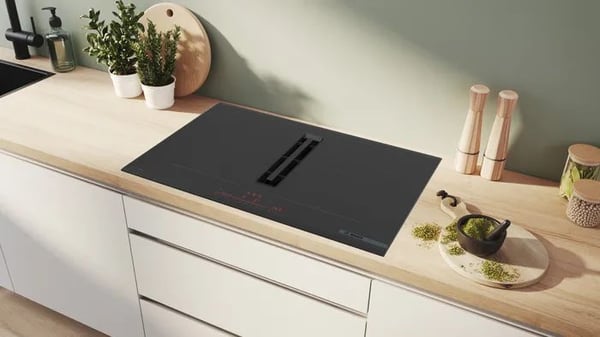 Bosch PVQ795H26E induktiotaso 70 cm, integroitu liesituuletin, 4 aluetta, musta