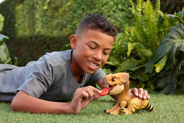Jurassic World Rebirth Tame 'n Train Dolores