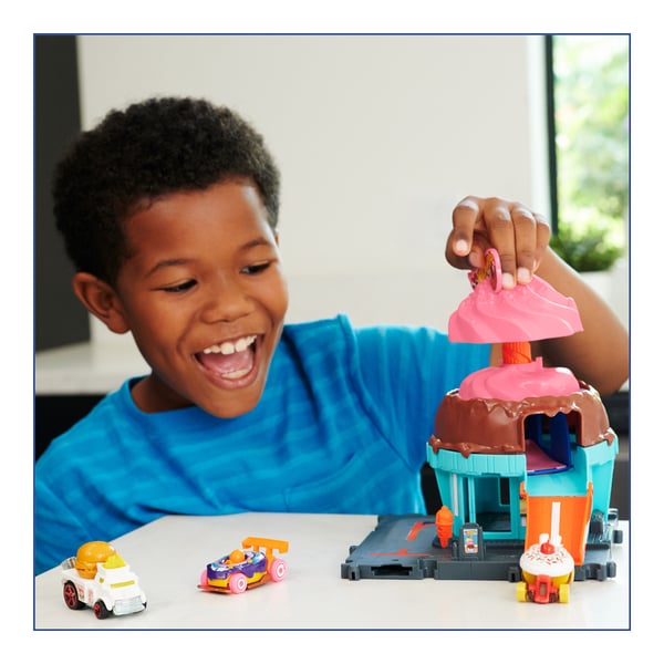 Hot Wheels HTN77 lekset City Downtown Ice Cream Swirl, 1 leksaksbil, från 3 år