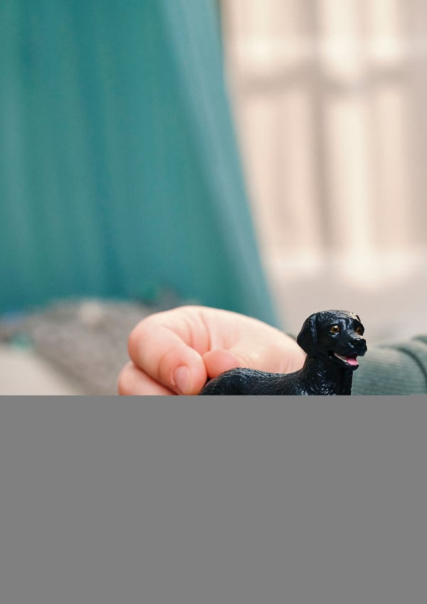 Schleich svart labradorvalp