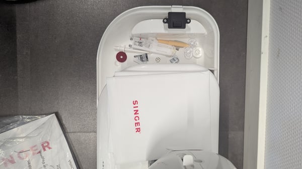 [OUTLET] - SINGER One, Hvit, Automatisk symaskin, Sying, 1 steg, Berøring, 750 RPM