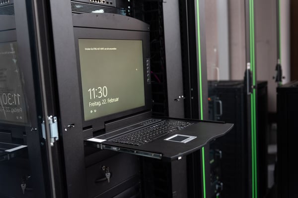 Digitus - KVM-konsoll med KVM-svitsj - 8 porter - US - 19" - kan monteres i rack - 1920 x 1080 Full HD (1080p) @ 60 Hz - 1000:1 - RAL 9005, svart - 1U