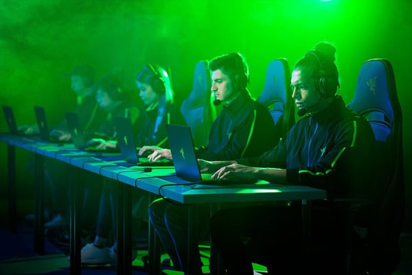 Razer BlackShark V2 PRO - 2023 Edition - headset - fullstorlek - Bluetooth/radiofrekvens 2,4 GHz - trådlös - ljudisolerande - svart