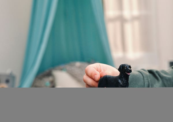 Schleich svart labradorvalp