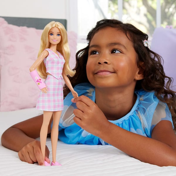 Barbie Fashionistas #243 docka, rosa armgips, blond, rutiga kläder