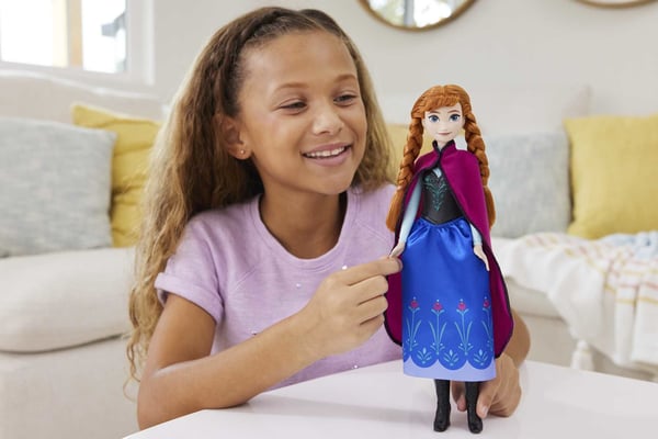 Mattel Disney Frozen Core Anna HLW49 modedocka med outfit från Frozen 1