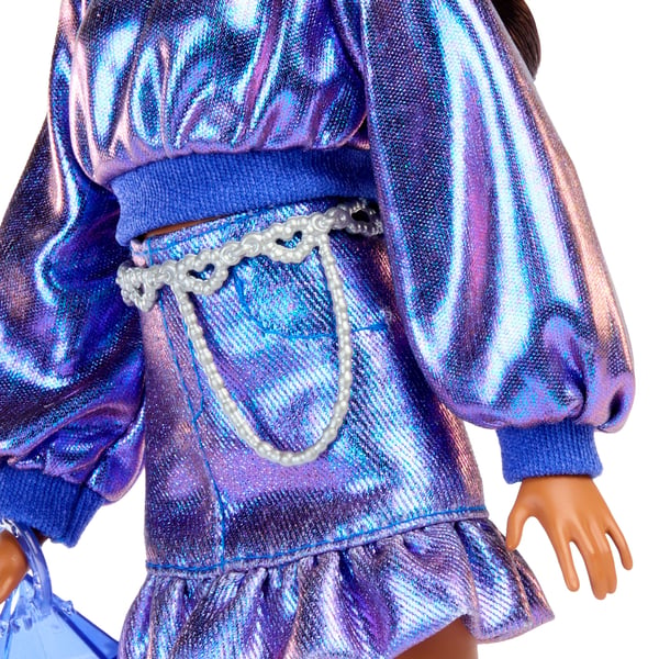 Barbie Deluxe Style JFP42 motedukke, blå genser, bølgete hår, Latina