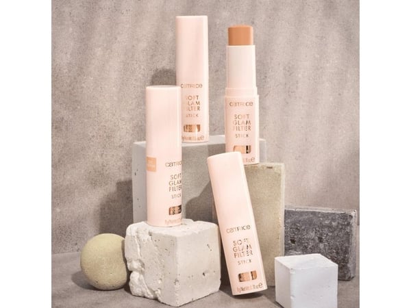 CATRICE_Soft Glam Filter Stick valaiseva kasvotikku 030 Medium 9g