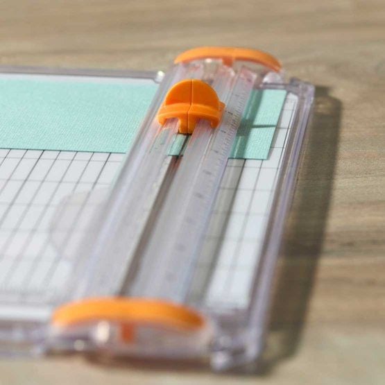 Fiskars 1077798, 10 ark, Manuell klemme, A4, A5, 75 g/m², Hvit, Gummi