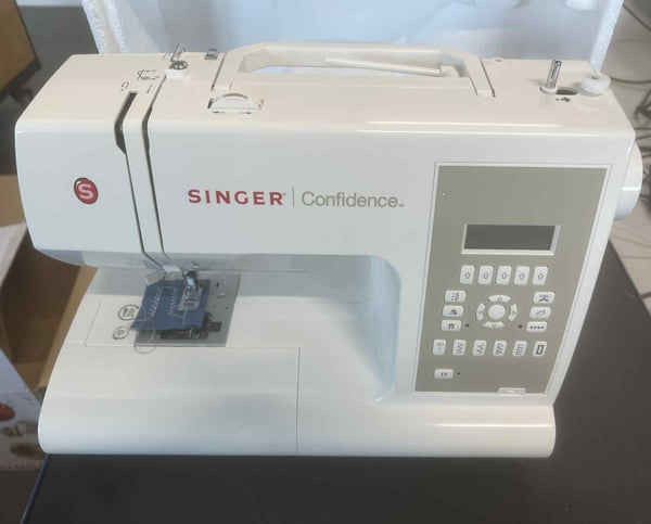 [OUTLET] - Singer Confidence 7470 - Symaskin - 225 sting - 6 enkeltskrittsknappehull - LCD display