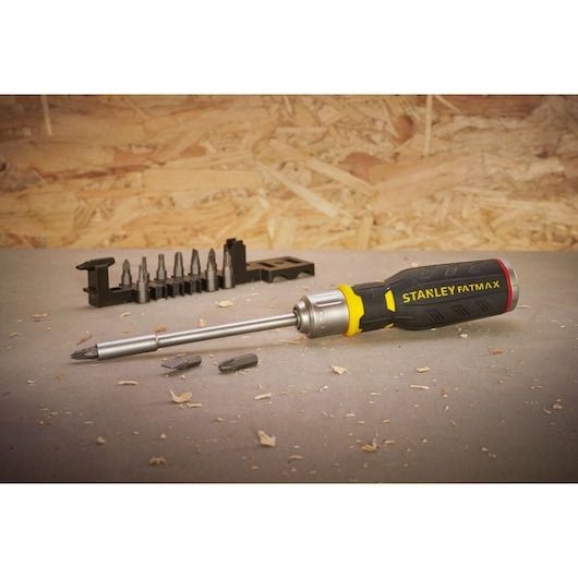 STANLEY RATCHET SKRUTREKKER + 12 BITS