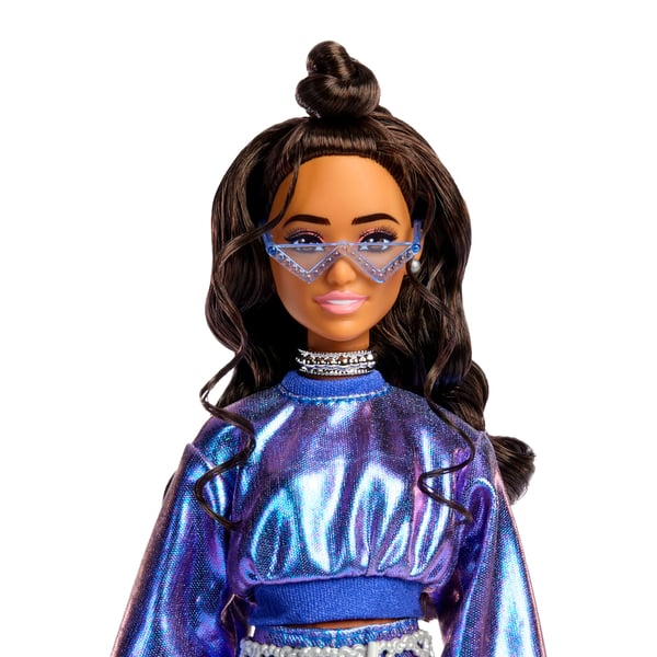 Barbie Deluxe Style JFP42 motedukke, blå genser, bølgete hår, Latina