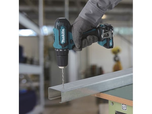 Makita HP333DSAE akkukäyttöinen pora-ruuvain 12 V, 30/14 Nm, 2 x 2,0 Ah