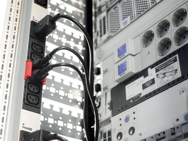 Bachmann 800.0114, 48 AC-pistorasia(a), C13 liitin, 400 V, 50 Hz, 16 A, Musta, Punainen, Valkoinen