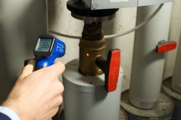 TFA-Dostmann ScanTemp 330, F, °C, -50 - 330 °C, -58 - 626 °F, 2 °C, suorakulmainen, 9 V