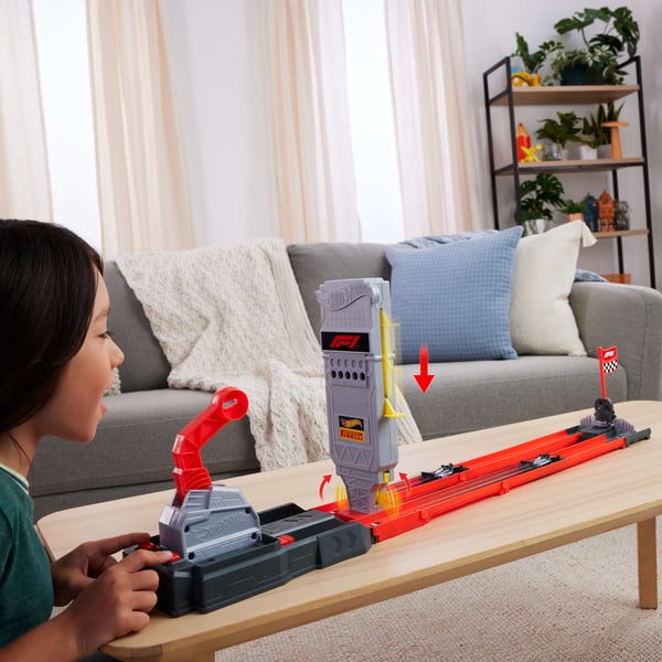Hot Wheels City Racing Formula 1 Grid Start -ratapakkaus ja 2 metallista F1-autoa 1:64-mittakaavassa, Ajoneuvo ja ratasetti, 3 vuosi/vuosia, Muovi,...