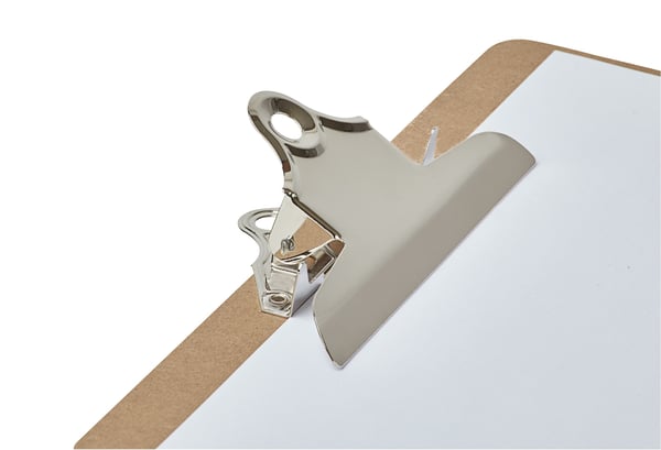MAUL utklippstavle MAULklassisk, hardboard tre, DIN A4 landskap, nostalgisk klips på langsiden, stålklemme, - 1 stk (2392670)