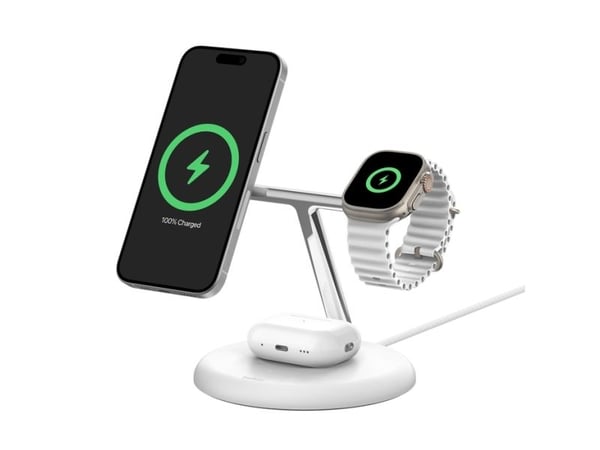 Belkin BoostCharge Pro 3-in-1 - Trådlöst laddställ - magnetisk med Qi2 + växelströmsadapter - 15 Watt - Fast Charge - vit