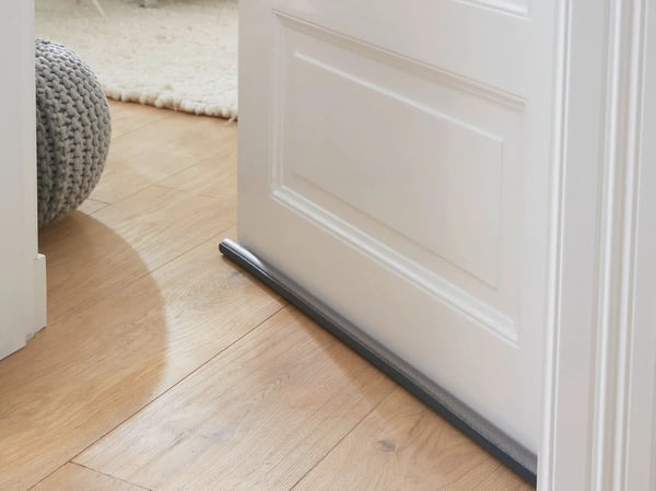 tesa Moll vedonsuoja sileille lattioille, harmaa -95cm x 25cm - Voidaan leikata mittojen mukaan suojaamaan vedolta ja melulta (05418-00001-02)