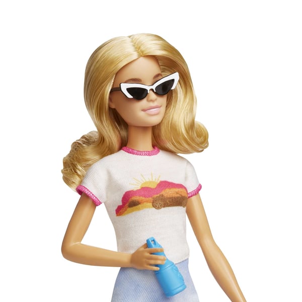 Barbie Dreamhouse Adventures -nukke ja tarvikkeita, Malibu-matkailupaketti, mukana koiranpentu ja yli 10 osaa, kuten toimiva matkalaukku, Muotinukk...