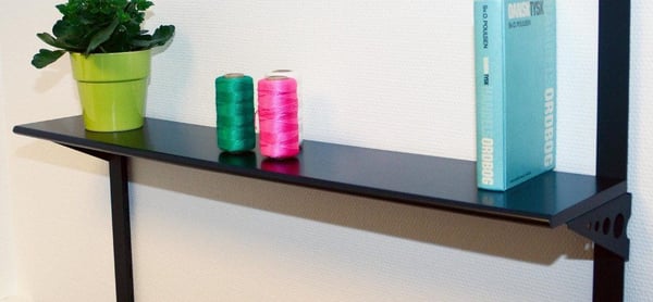 Hylla M-design 40x20x1,5 cm - svart Mått: L400xW200xH15 mm Bärförmåga 15 kg Färg: SvartRundade hörnMaterial: MDF-skiva med NC-lackerad ytaLackerad ...