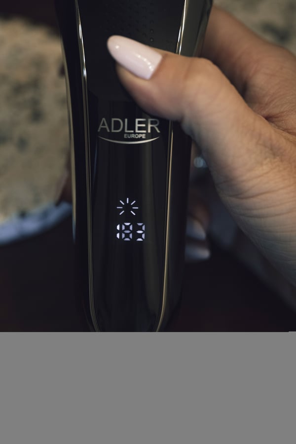 Adler AD 2933 sähköparranajokone, 3 ajopäätä, LCD-näytöllä