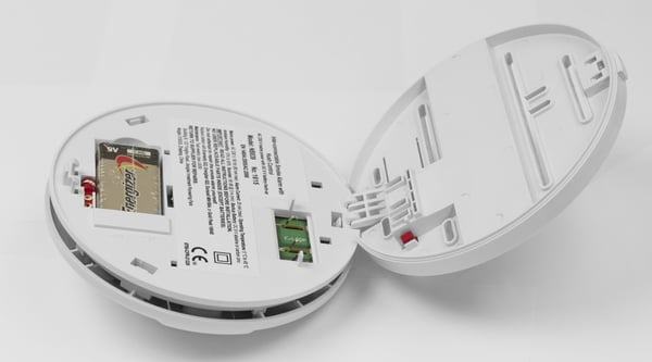 Røgalarm 230V. Med 9V batteribackup. Sammenkobling op til 38 røgalarmer. 9V batteri medfølger