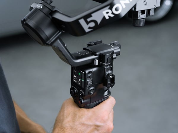 DJI RS 5, Käsikameran vakauttaja, Alumiini, Musta, 1/4", 3 kg, Sony: FX3/A7M4/A7C/A1 + FE 24-70mm F2.8<br> Canon: R5 Mark II + RF 24-70mm F2.8<br> ...