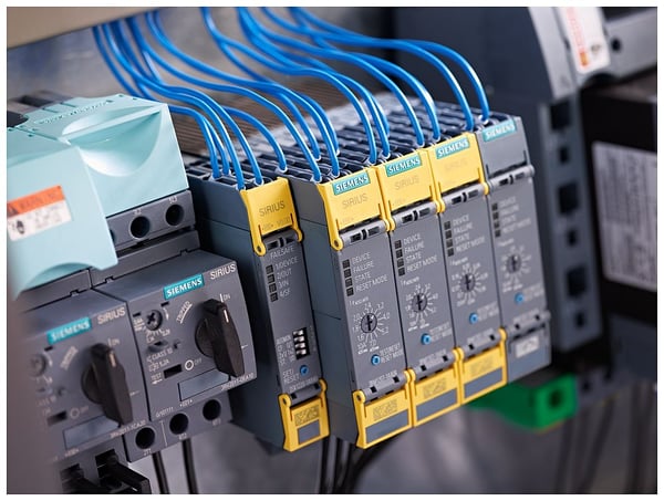 SIEMENS SIRIUS -turvareleen jatkoyksikkö 4RO, jossa on releen aktivoima piiri 4 NO 1 NC US = 24 V DC ruuvi