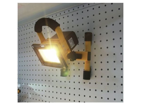 Synergy 21 LED AKKU byggebelysning 10W med magnetføtter