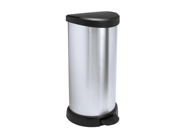 Metallinen jäteastia, jossa on Curver 40L poljin