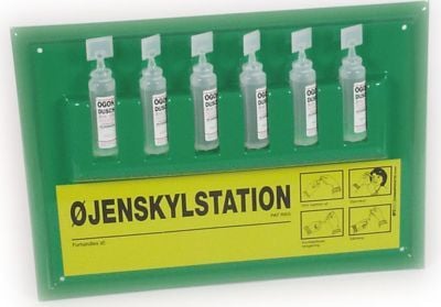 Seinään kiinnitettävä silmänhuuhteluasema, jossa on 6 30 ml:n pulloa