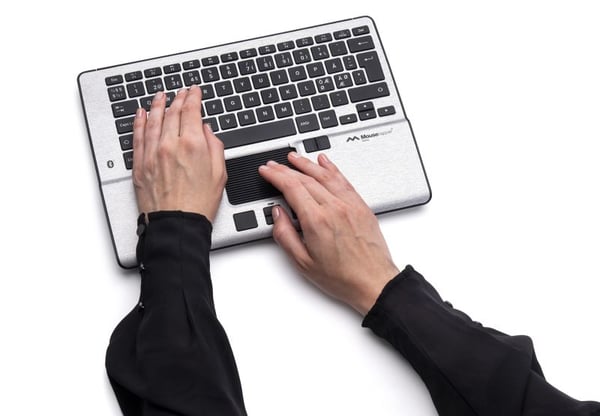 Mousetrapper Alpha, Tenkeyless (80–87 %), USB + Bluetooth, QWERTY, Hopea, Sisältää hiiren