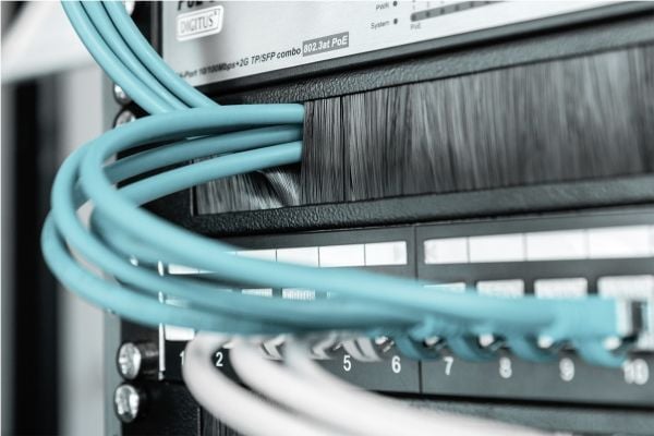 DIGITUS Professional DN-97661 - Kabelhanteringspanel med borste för rack - svart, RAL 9005 - 1U - 19"