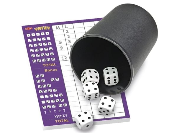 Taktinen Yahtzee kupin kanssa