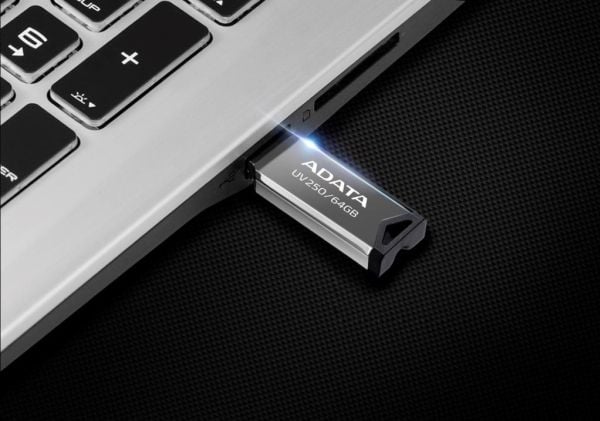 ADATA UV250 - USB flash-enhet - 32 GB - USB 2.0 - silver
