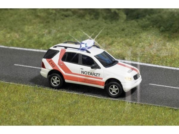 Busch 5631 H0 utrykningskjøretøy modell Mercedes Benz MB M-klasse ambulanse (Busch)