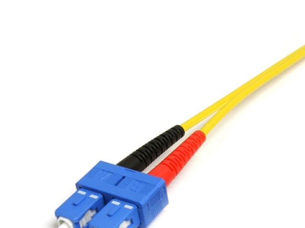 Startech 10m Fiber Optic Cable - Single-Mode Duplex 9/125 - LSZH - LC/SC - OS1 - LC to SC Fiber Patch Cable (SMFIBLCSC10) - Koblingskabel - SC-enke...