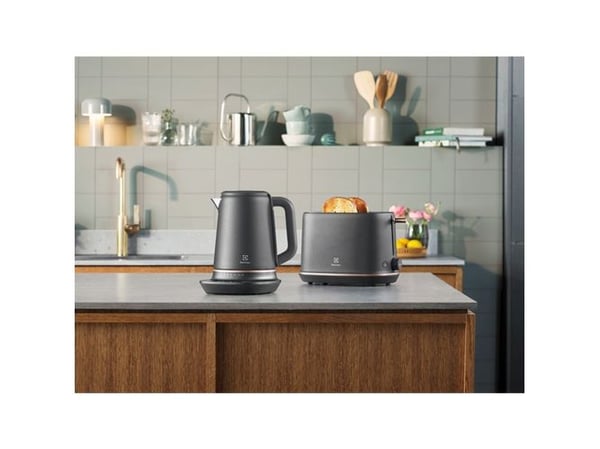 Electrolux E7K16BP, 1,7 l, 2400 W, Sort, Kobber, Justerbar termostat, Vannivåindikator, Trådløs