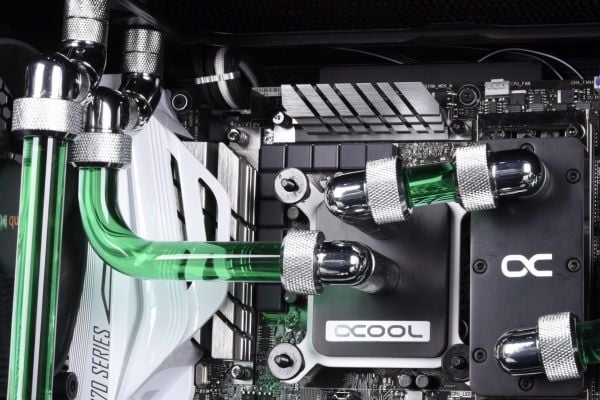 Alphacool Eiszapfen 16 mm HardTube-skruegjennomføring 90° roterbar G1/4 - Vinklet kompresjonsmonteringsdel for væskekjølesystem - Krom