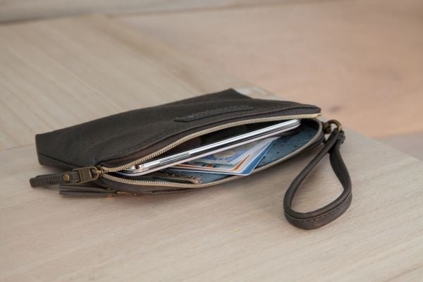 Golla AIR Wristlet - Bærepose for mobiltelefon - polyuretan - aske