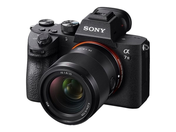 Sony SEL35F18F - Vidvinkelobjektiv - 35 mm - f/1.8 FE - Sony E-mount - för Cinema Line; a VLOGCAM; a1; a1 II; a6700; a7 IV; a7 V; a7C; a7C II; a7CR...