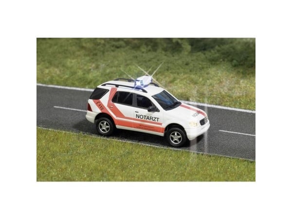 Busch 5631 H0 utrykningskjøretøy modell Mercedes Benz MB M-klasse ambulanse (Busch)