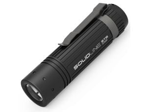 SolidLine ST6 Kompakt lommelygte bruger tre AAA-batterier. Metal clips, lampen kan nemt fastgøres og Endcap Switch og garanterer nem betjening