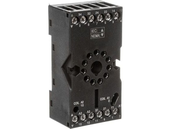 Pistorasia releelle R15 3P 12A 300V AC (aikamoduuli COM3 voidaan asentaa) GZP11 2613506
