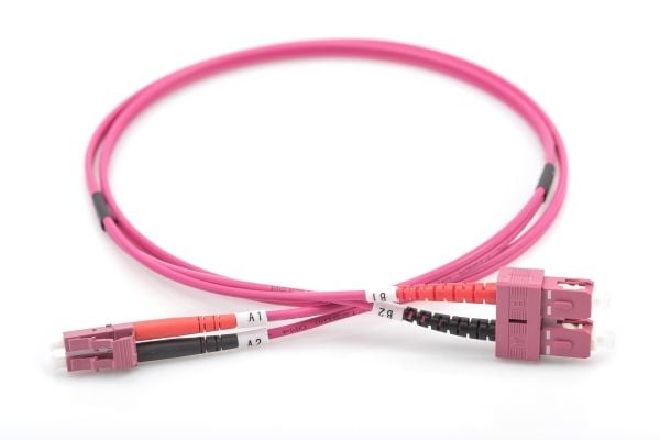 DIGITUS - Koblingskabel - SC flermodus (hann) til LC multimodus (hann) - 3 m - 3 m - fiberoptisk - dupleks - 50 / 125 mikroner - OM4 - med støvel, ...