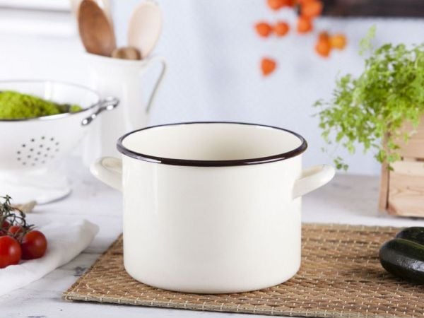 Altom Design emaljert rett kjele, 4,4 l; diameter 20 cm; høyde 1,5 cm; kremfarget