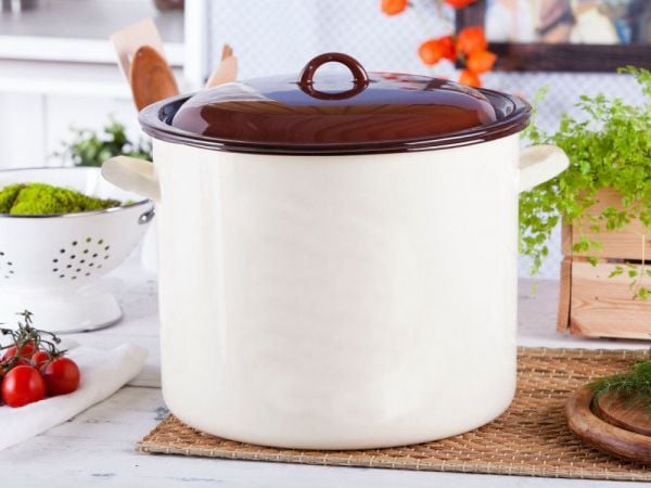 Altom Design emaljegryte med lokk 14,2 L; 28 cm cream/mørk midt