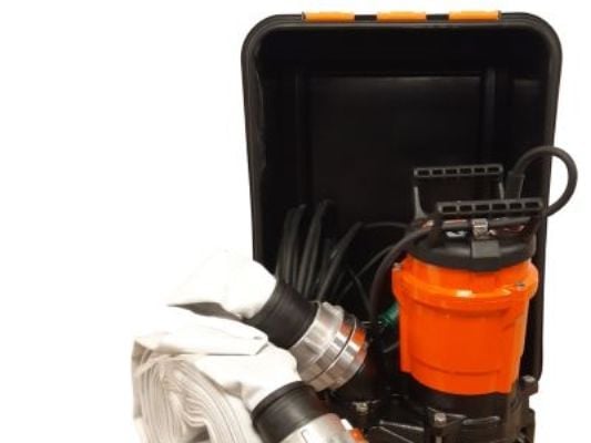 SYDVESTA Entreprenørpumpe SPT 400 RW, Max kapacitet 233 l/min,Max løftehøjde 12 mtr.Leveres i plast Smart Box med 2” slange på 15 mtr.