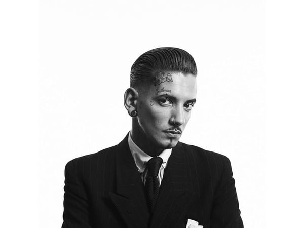 Reuzel hollands Finest Pomade Pomade med veldig sterk hold basert på voks og olje i rosa 35g